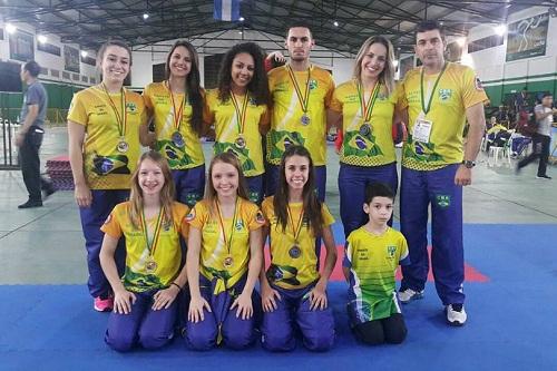 Representantes da Associação Blumenau de karate conquistaram oito medalhas no campeonato disputado na Bolívia. Delegação Brasileira sagrou-se campeã geral da competição / Foto: Divulgação